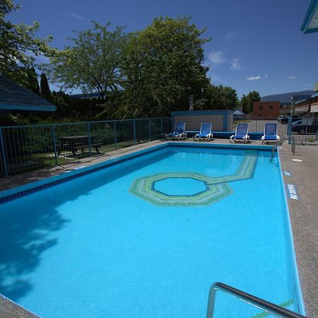 Recreation Inn And Suites Kelowna Exterior foto