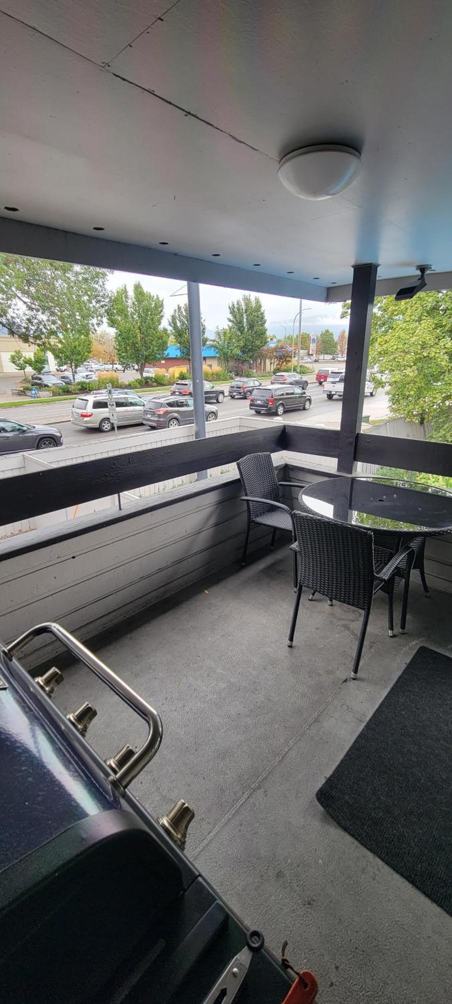 Recreation Inn And Suites Kelowna Exterior foto