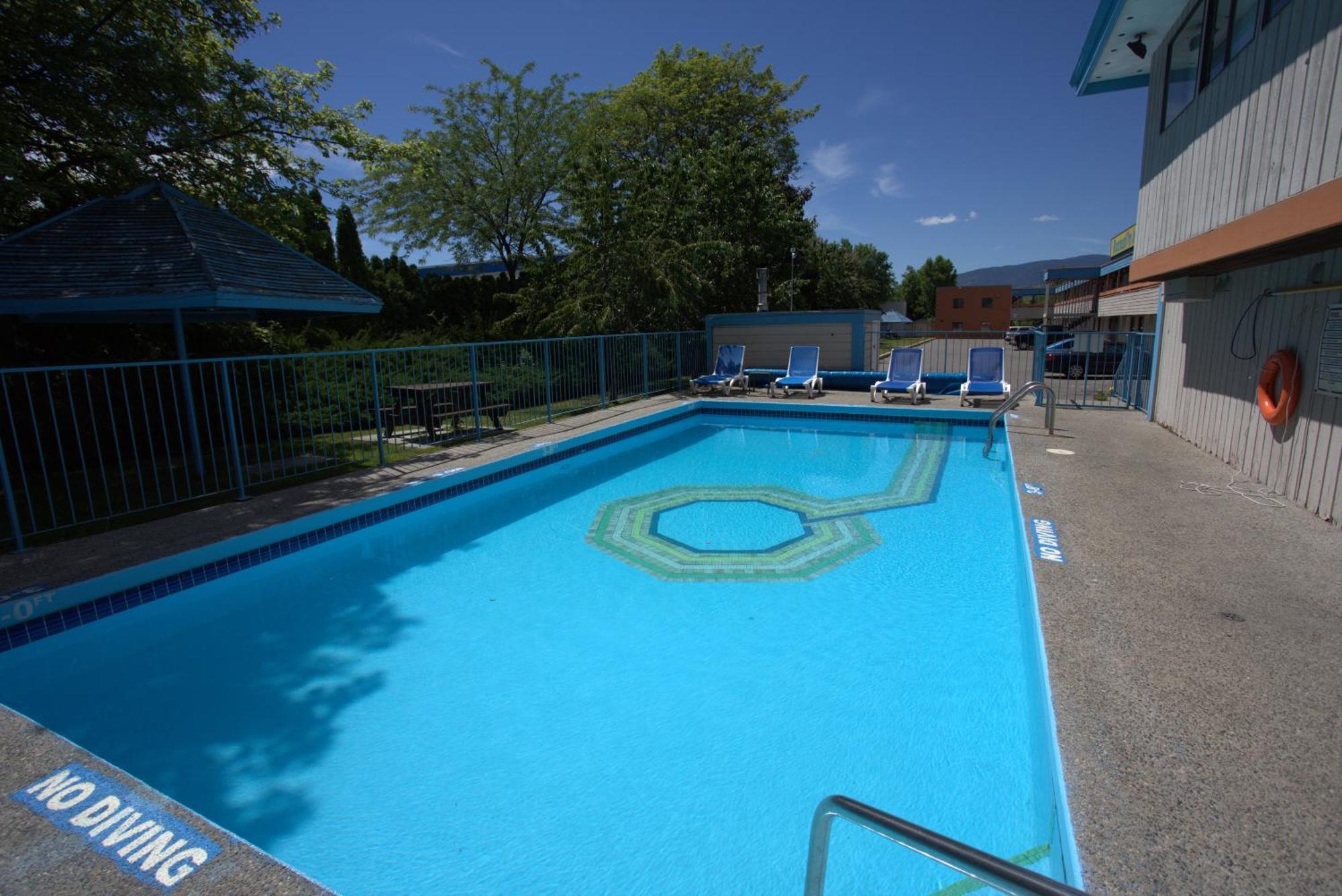 Recreation Inn And Suites Kelowna Exterior foto