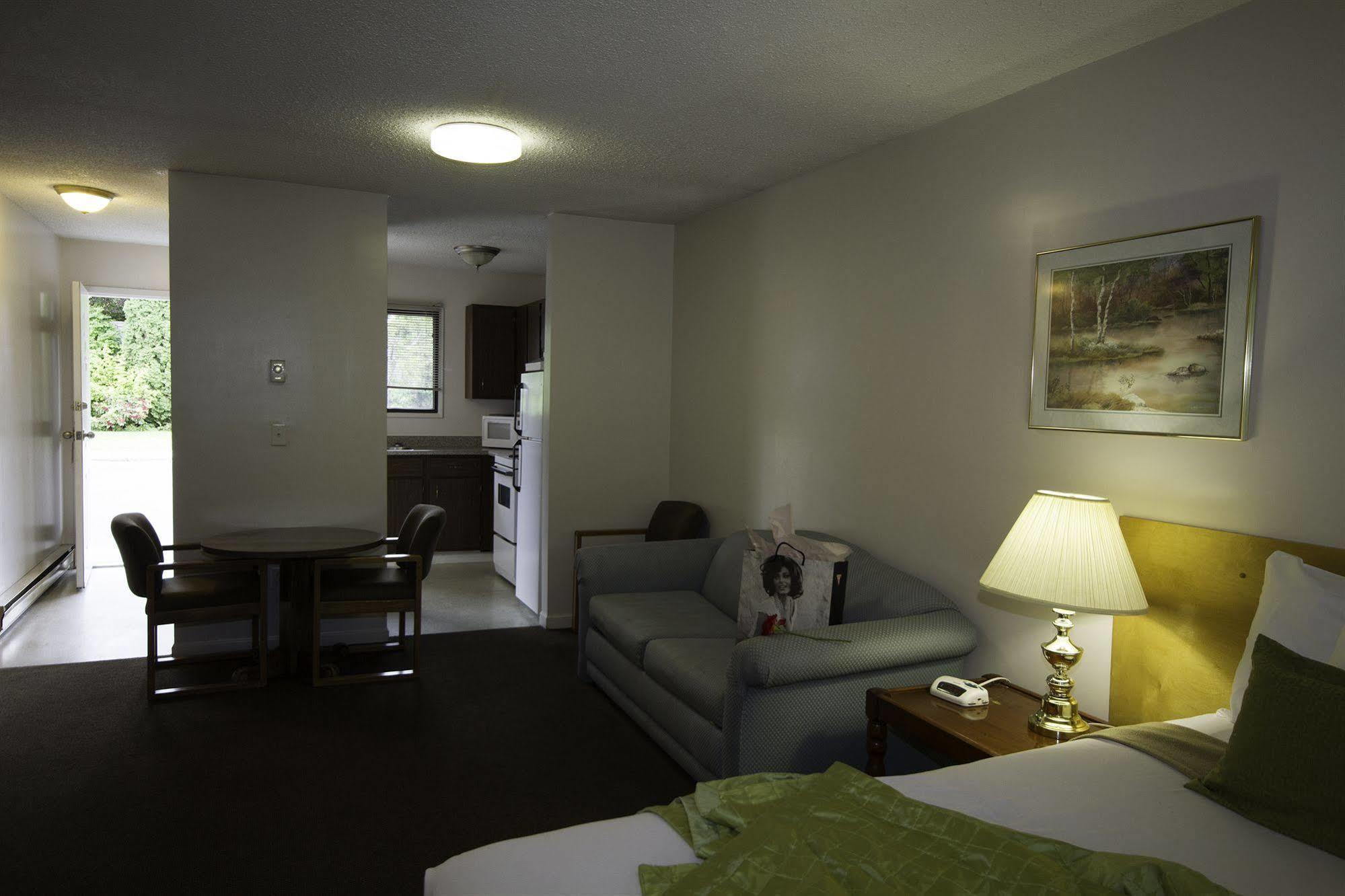 Recreation Inn And Suites Kelowna Exterior foto