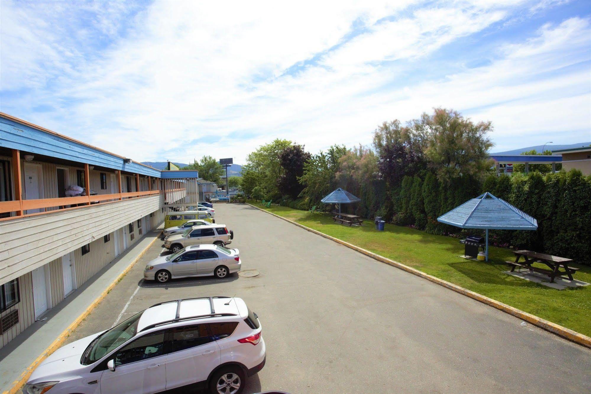Recreation Inn And Suites Kelowna Exterior foto